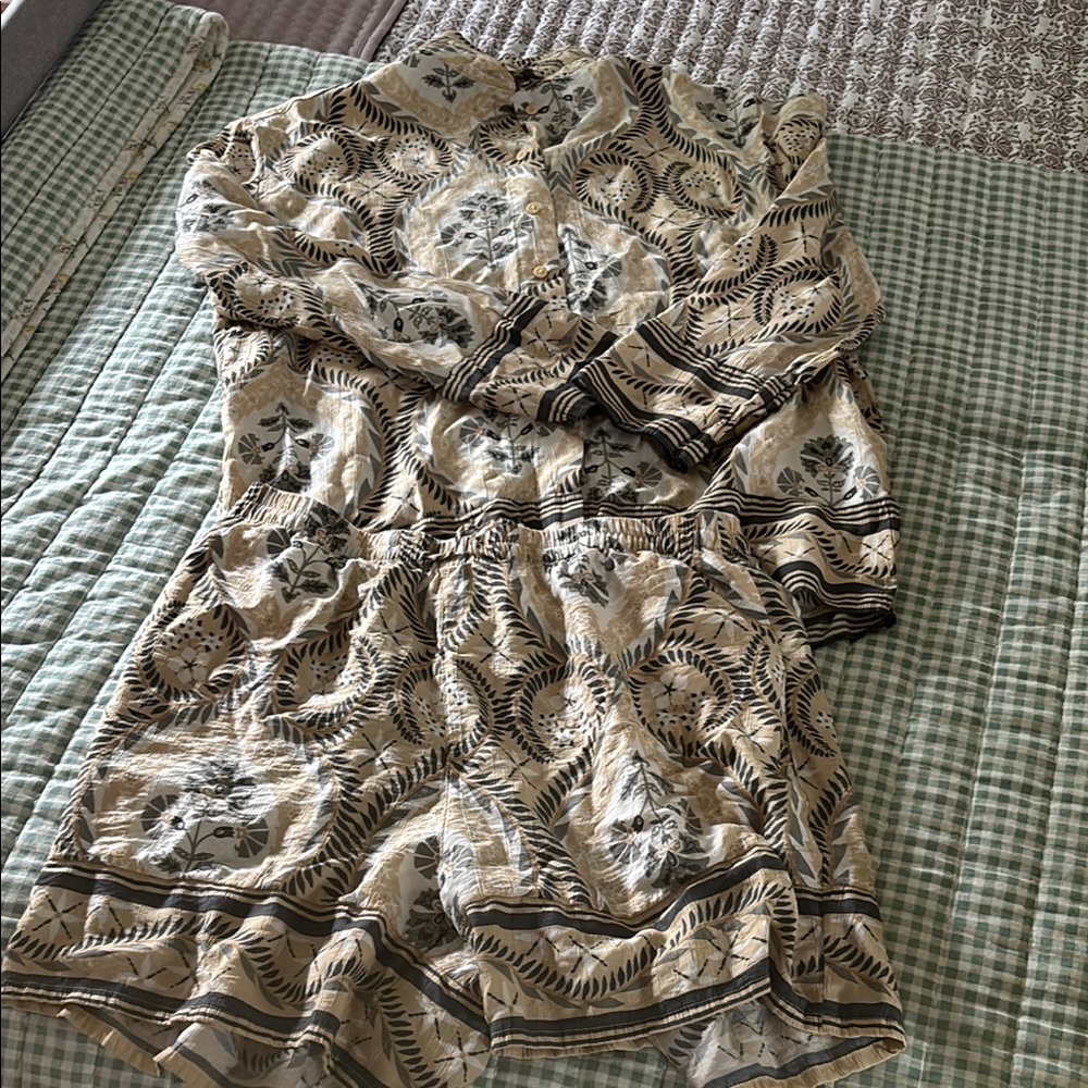 H&M Beige and Black Patterned Top